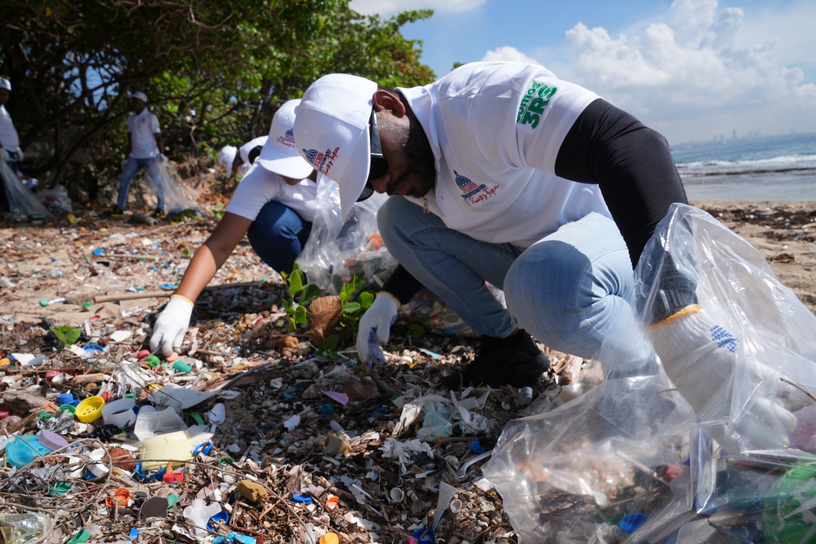 INABIE recolecta 1,000 libras de plástico en jornada de limpieza de playas